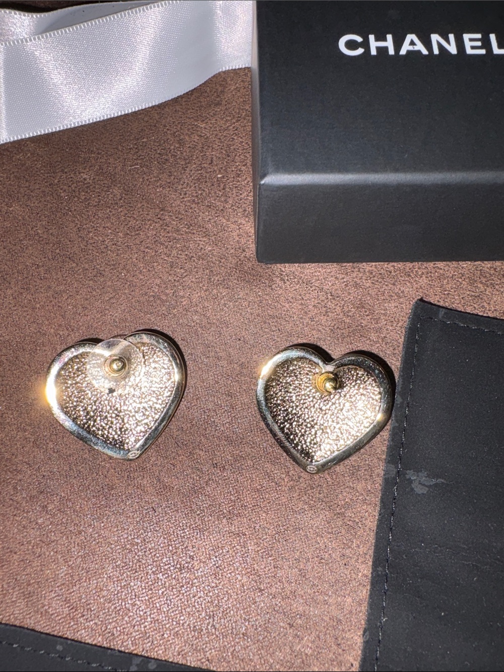 Chanel 22B Gold Large Heart Turnlock CC Logo
Large size - Picture 3 of 6